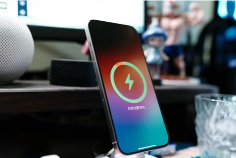 南澳苹果15换屏服务分享用什么充电器给iPhone15充电更好 